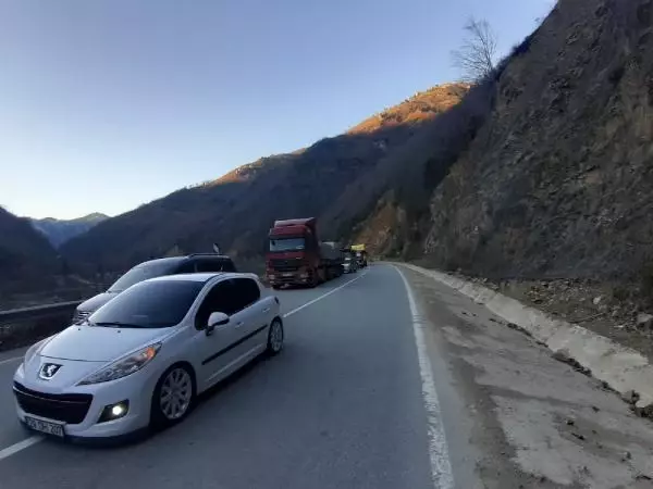 Son dakika haber... Giresun'daki heyelan anı araç içi kamerasında Son dakika haber... Giresun'daki heyelan anı araç içi kamerasında