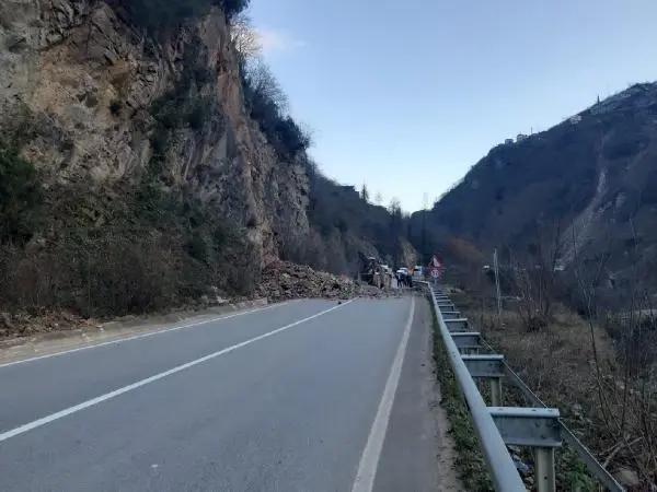 Son dakika haber... Giresun'daki heyelan anı araç içi kamerasında Son dakika haber... Giresun'daki heyelan anı araç içi kamerasında
