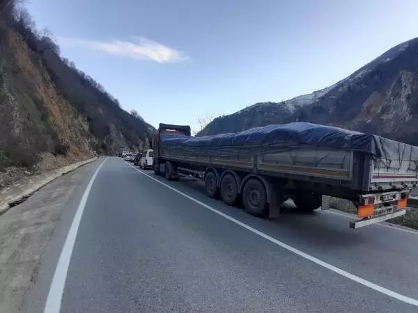 Son dakika haber... Giresun'daki heyelan anı araç içi kamerasında Son dakika haber... Giresun'daki heyelan anı araç içi kamerasında