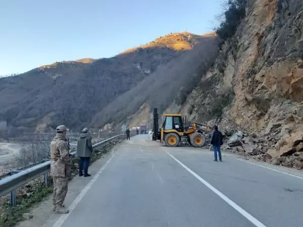 Son dakika haber... Giresun'daki heyelan anı araç içi kamerasında Son dakika haber... Giresun'daki heyelan anı araç içi kamerasında