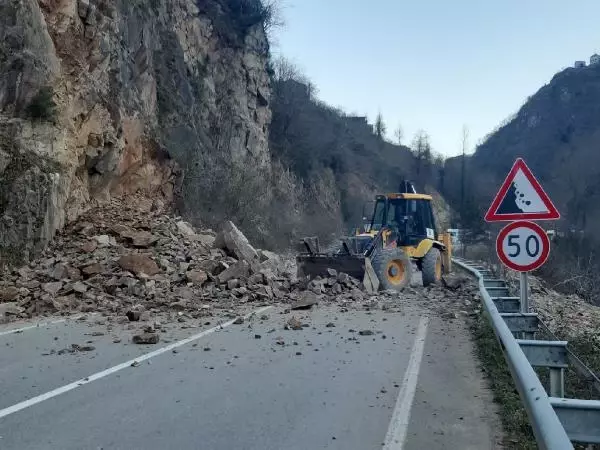 Son dakika haber... Giresun'daki heyelan anı araç içi kamerasında Son dakika haber... Giresun'daki heyelan anı araç içi kamerasında