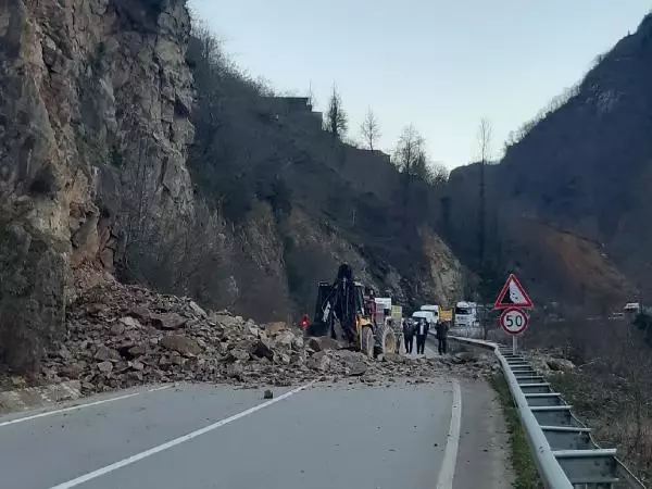 Son dakika haber... Giresun'daki heyelan anı araç içi kamerasında Son dakika haber... Giresun'daki heyelan anı araç içi kamerasında