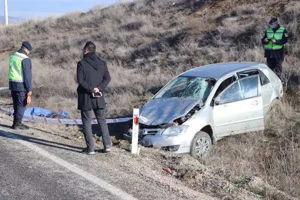 Hastane yolunda otomobil takla attı; anne öldü, oğlu yaralandı Hastane yolunda otomobil takla attı; anne öldü, oğlu yaralandı