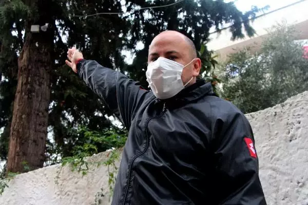 Hırsız, çaldığı güvenlik kamerasına yakalandı Hırsız, çaldığı güvenlik kamerasına yakalandı