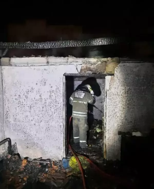 Son dakika haberleri... İzmir'de tek katlı ev yanarak kül oldu Son dakika haberleri... İzmir'de tek katlı ev yanarak kül oldu