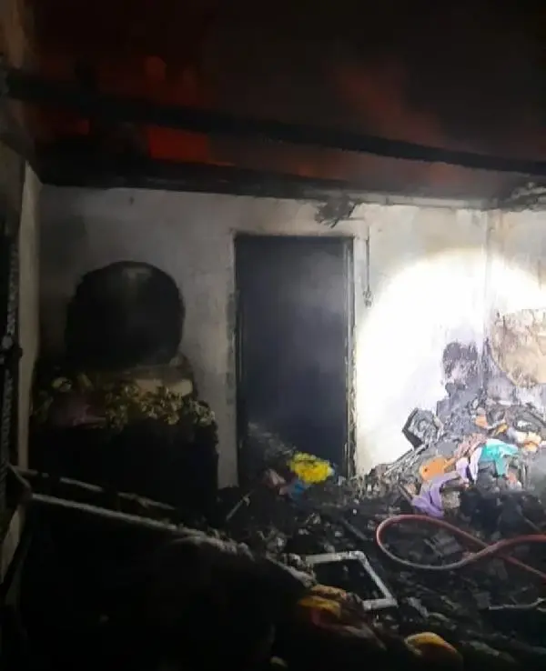 Son dakika haberleri... İzmir'de tek katlı ev yanarak kül oldu Son dakika haberleri... İzmir'de tek katlı ev yanarak kül oldu