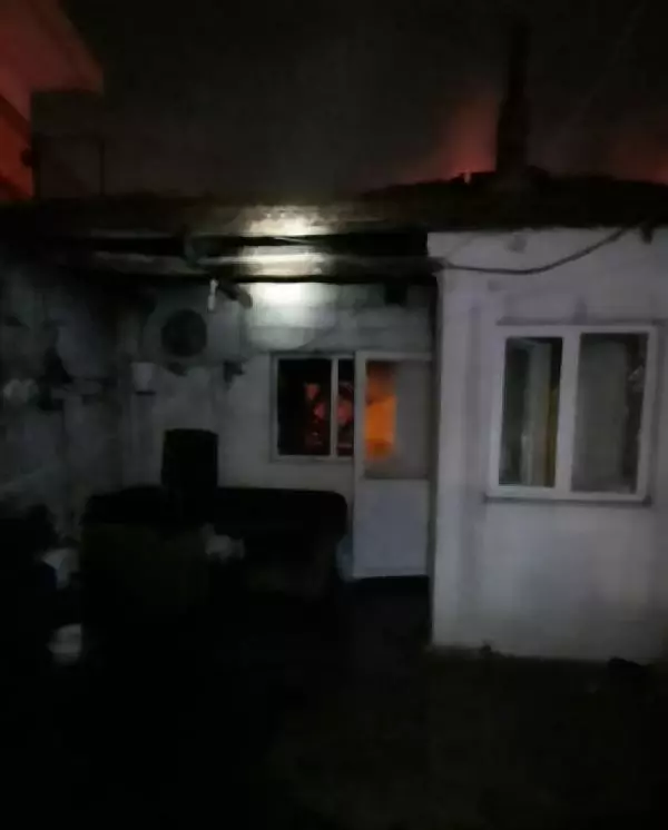 Son dakika haberleri... İzmir'de tek katlı ev yanarak kül oldu Son dakika haberleri... İzmir'de tek katlı ev yanarak kül oldu