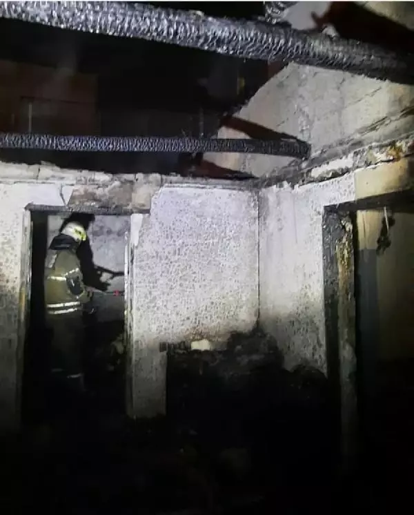 Son dakika haberleri... İzmir'de tek katlı ev yanarak kül oldu Son dakika haberleri... İzmir'de tek katlı ev yanarak kül oldu