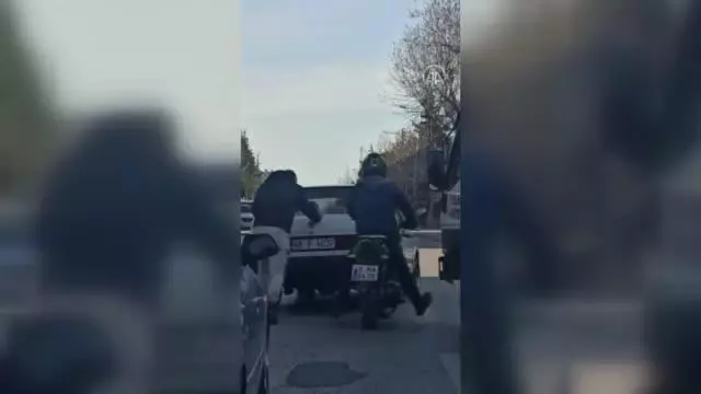 KAHRAMANMARAŞ - Seyir halindeki motosikletin sürücüsünün arızalanan otomobili ayağıyla itmeye çalışması kameraya yansıdı KAHRAMANMARAŞ - Seyir halindeki motosikletin sürücüsünün arızalanan otomobili ayağıyla itmeye çalışması kameraya yansıdı