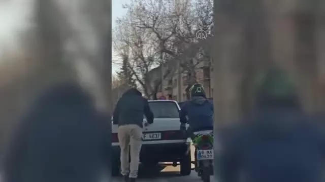 KAHRAMANMARAŞ - Seyir halindeki motosikletin sürücüsünün arızalanan otomobili ayağıyla itmeye çalışması kameraya yansıdı KAHRAMANMARAŞ - Seyir halindeki motosikletin sürücüsünün arızalanan otomobili ayağıyla itmeye çalışması kameraya yansıdı