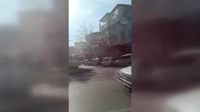 KAHRAMANMARAŞ - Seyir halindeki motosikletin sürücüsünün arızalanan otomobili ayağıyla itmeye çalışması kameraya yansıdı KAHRAMANMARAŞ - Seyir halindeki motosikletin sürücüsünün arızalanan otomobili ayağıyla itmeye çalışması kameraya yansıdı