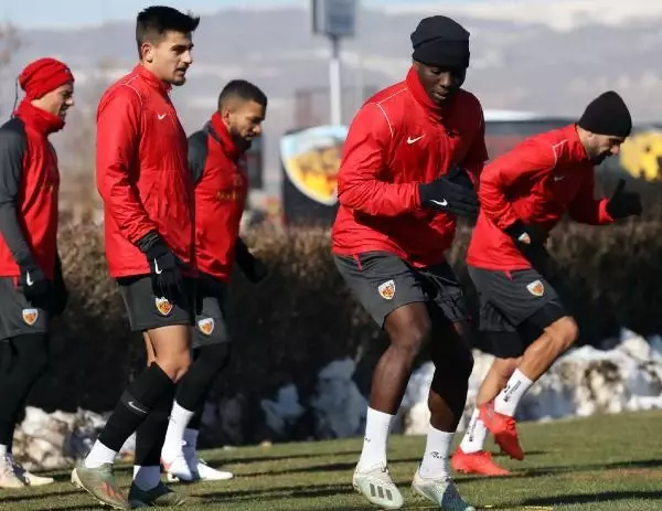Kayserispor'da Fenerbahçe maçı hazırlıkları devam ediyor Kayserispor'da Fenerbahçe maçı hazırlıkları devam ediyor