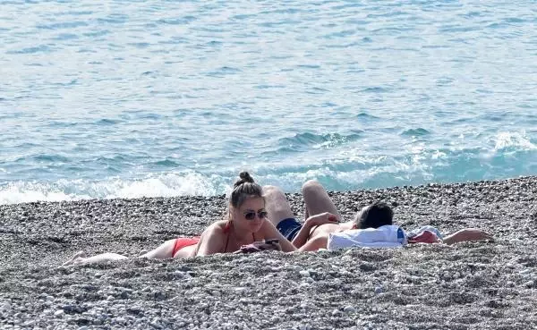 Hafta sonları bize kısıtlı, onlara tatil! Sahile inen turistler güneşin tadını çıkardı Hafta sonları bize kısıtlı, onlara tatil! Sahile inen turistler güneşin tadını çıkardı
