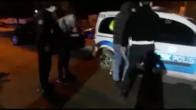 Son dakika haber... Kısıtlamayı ihlal edip polisin 'dur' ihtarına uymayan 3 kişi yakalandı Son dakika haber... Kısıtlamayı ihlal edip polisin 'dur' ihtarına uymayan 3 kişi yakalandı