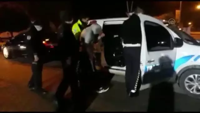 Son dakika haber... Kısıtlamayı ihlal edip polisin 'dur' ihtarına uymayan 3 kişi yakalandı Son dakika haber... Kısıtlamayı ihlal edip polisin 'dur' ihtarına uymayan 3 kişi yakalandı