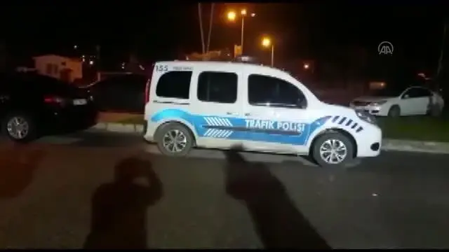 Son dakika haber... Kısıtlamayı ihlal edip polisin 'dur' ihtarına uymayan 3 kişi yakalandı Son dakika haber... Kısıtlamayı ihlal edip polisin 'dur' ihtarına uymayan 3 kişi yakalandı