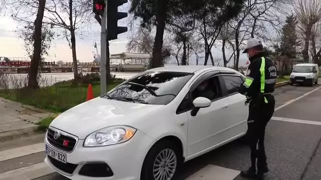 Son dakika gündem: Kısıtlamayı ihlal edip yakalanınca 'Çocuk ağlıyordu gezdirmeye çıkardık' savunması yapan 4 kişiye ceza Son dakika gündem: Kısıtlamayı ihlal edip yakalanınca 'Çocuk ağlıyordu gezdirmeye çıkardık' savunması yapan 4 kişiye ceza