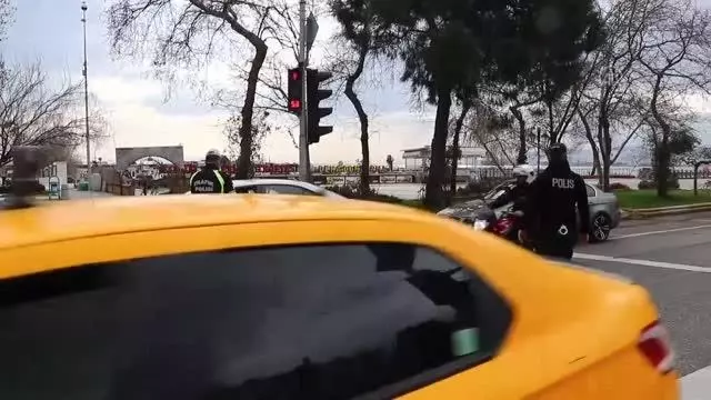 Son dakika gündem: Kısıtlamayı ihlal edip yakalanınca 'Çocuk ağlıyordu gezdirmeye çıkardık' savunması yapan 4 kişiye ceza Son dakika gündem: Kısıtlamayı ihlal edip yakalanınca 'Çocuk ağlıyordu gezdirmeye çıkardık' savunması yapan 4 kişiye ceza