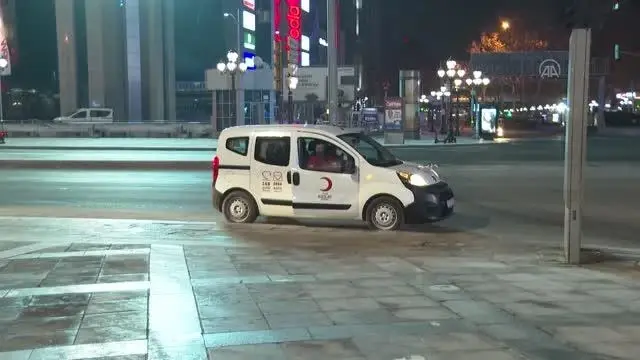 Kızılay ekipleri soğuk havada görev yapan polislere çorba ikramında bulundu Kızılay ekipleri soğuk havada görev yapan polislere çorba ikramında bulundu