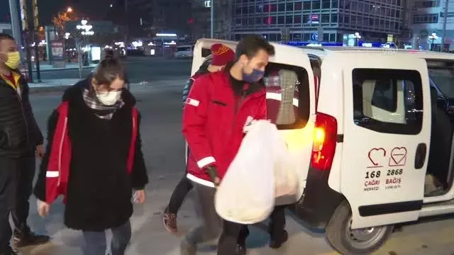 Kızılay ekipleri soğuk havada görev yapan polislere çorba ikramında bulundu Kızılay ekipleri soğuk havada görev yapan polislere çorba ikramında bulundu