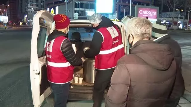 Kızılay ekipleri soğuk havada görev yapan polislere çorba ikramında bulundu Kızılay ekipleri soğuk havada görev yapan polislere çorba ikramında bulundu