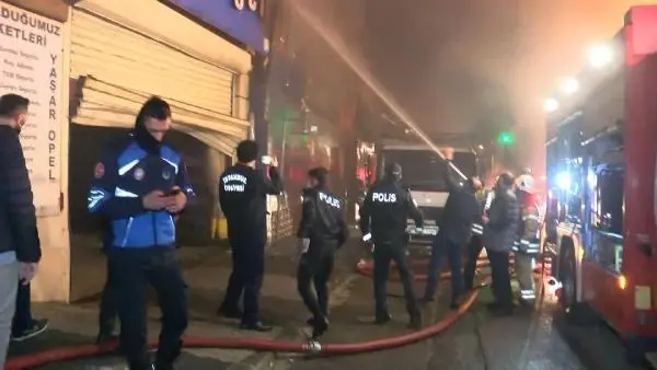 Maltepe'de geri dönüşüm deposu alev alev yandı, mahalleli depo sahibine saldırdı( Maltepe'de geri dönüşüm deposu alev alev yandı, mahalleli depo sahibine saldırdı(