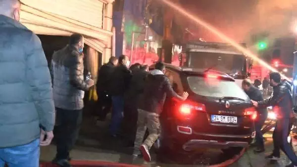 Maltepe'de geri dönüşüm deposu alev alev yandı, mahalleli depo sahibine saldırdı( Maltepe'de geri dönüşüm deposu alev alev yandı, mahalleli depo sahibine saldırdı(