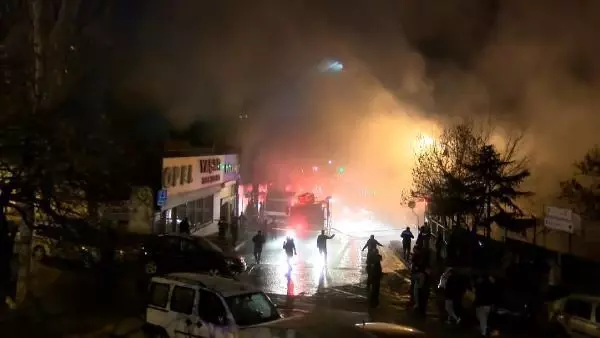 Maltepe'de geri dönüşüm deposu alev alev yandı, mahalleli depo sahibine saldırdı( Maltepe'de geri dönüşüm deposu alev alev yandı, mahalleli depo sahibine saldırdı(