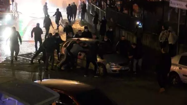 Maltepe'de geri dönüşüm deposu alev alev yandı, mahalleli depo sahibine saldırdı( Maltepe'de geri dönüşüm deposu alev alev yandı, mahalleli depo sahibine saldırdı(