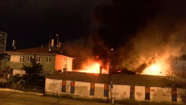 Maltepe'de geri dönüşüm deposu alev alev yandı, mahalleli depo sahibine saldırdı( Maltepe'de geri dönüşüm deposu alev alev yandı, mahalleli depo sahibine saldırdı(