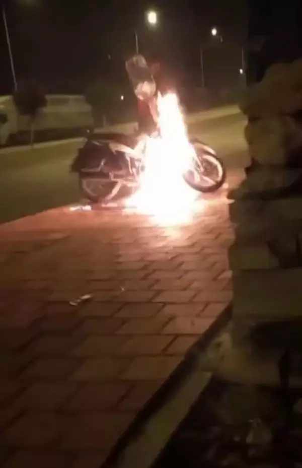 Son dakika haberleri: Motosikletindeki yangına damacanadaki suyla müdahale etti Son dakika haberleri: Motosikletindeki yangına damacanadaki suyla müdahale etti