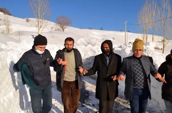 Muş'ta 1 hafta sonra yolları açılan köylülerden halaylı kutlama Muş'ta 1 hafta sonra yolları açılan köylülerden halaylı kutlama