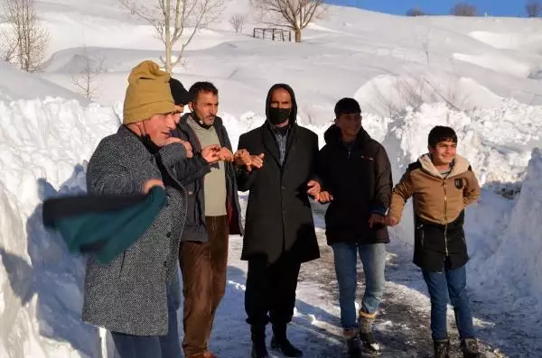 Muş'ta 1 hafta sonra yolları açılan köylülerden halaylı kutlama Muş'ta 1 hafta sonra yolları açılan köylülerden halaylı kutlama