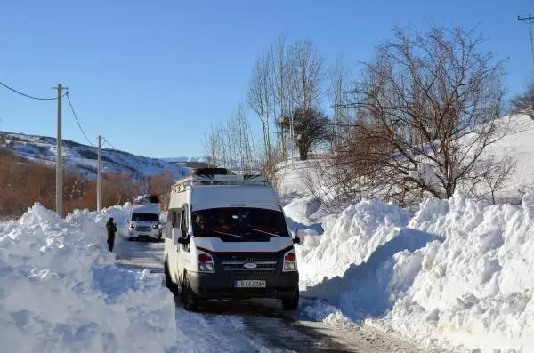 Muş'ta 1 hafta sonra yolları açılan köylülerden halaylı kutlama Muş'ta 1 hafta sonra yolları açılan köylülerden halaylı kutlama