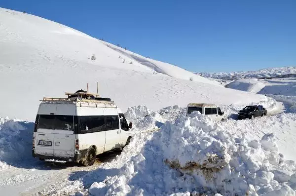 Muş'ta 1 hafta sonra yolları açılan köylülerden halaylı kutlama Muş'ta 1 hafta sonra yolları açılan köylülerden halaylı kutlama