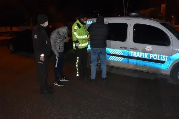 Polisin 'dur' ihtarına uymadılar, kovalamaca sonucu yakalandılar Polisin 'dur' ihtarına uymadılar, kovalamaca sonucu yakalandılar