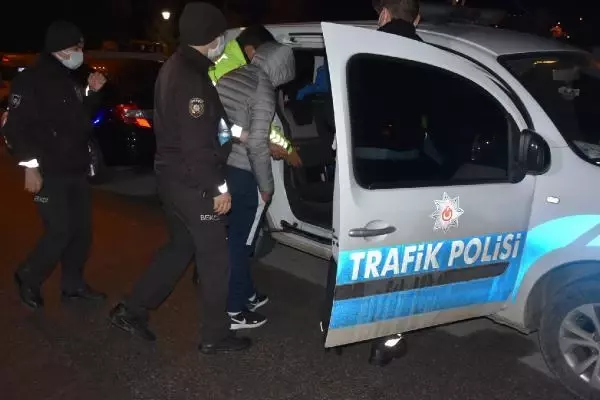 Polisin 'dur' ihtarına uymadılar, kovalamaca sonucu yakalandılar Polisin 'dur' ihtarına uymadılar, kovalamaca sonucu yakalandılar