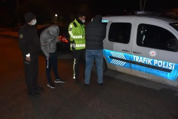 Polisin 'dur' ihtarına uymadılar, kovalamaca sonucu yakalandılar Polisin 'dur' ihtarına uymadılar, kovalamaca sonucu yakalandılar