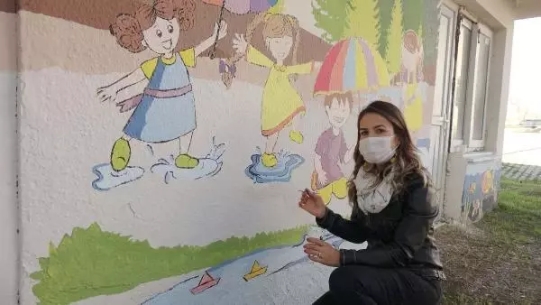 Resim öğretmeni Şengül, okulun duvarlarını renklendirdi Resim öğretmeni Şengül, okulun duvarlarını renklendirdi