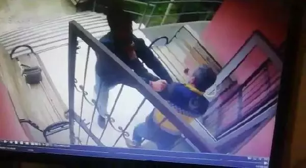 Son dakika haberleri! Sağlıkçılara küfreden kişi, ambulans şoförünce etkisiz hale getirildi