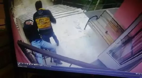 Son dakika haberleri! Sağlıkçılara küfreden kişi, ambulans şoförünce etkisiz hale getirildi