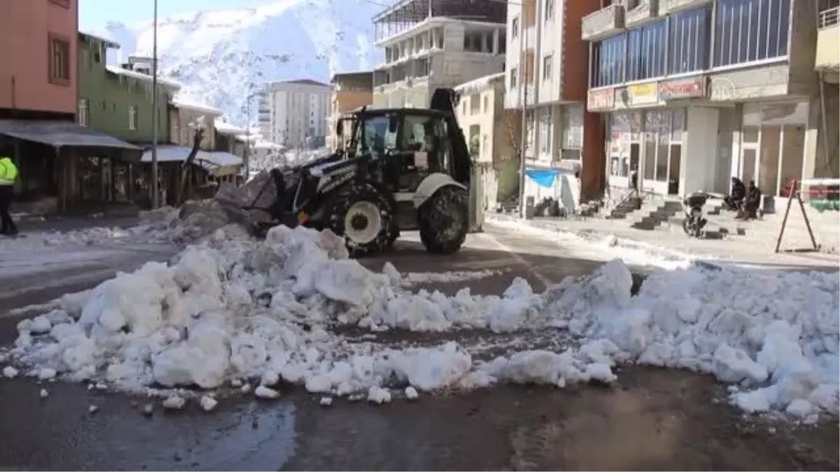 Şemdinli'de karla mücadele çalışması
