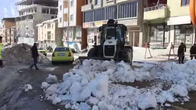 Şemdinli'de karla mücadele çalışması