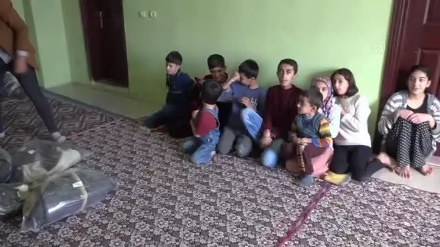 Şemdinli'de öğrencilere giyim ve ayakkabı desteği Şemdinli'de öğrencilere giyim ve ayakkabı desteği