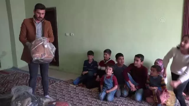 Şemdinli'de öğrencilere giyim ve ayakkabı desteği Şemdinli'de öğrencilere giyim ve ayakkabı desteği
