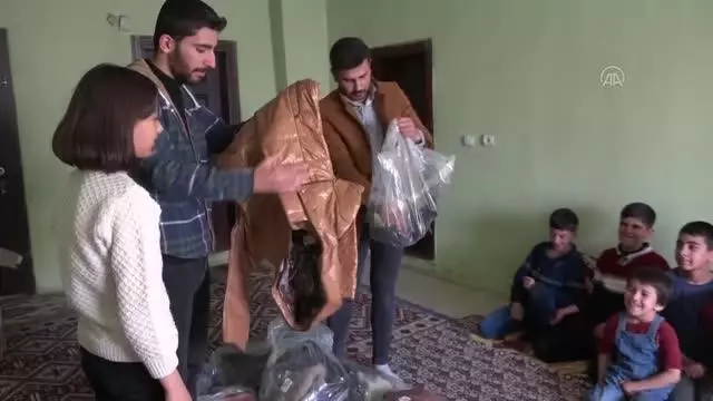 Şemdinli'de öğrencilere giyim ve ayakkabı desteği Şemdinli'de öğrencilere giyim ve ayakkabı desteği