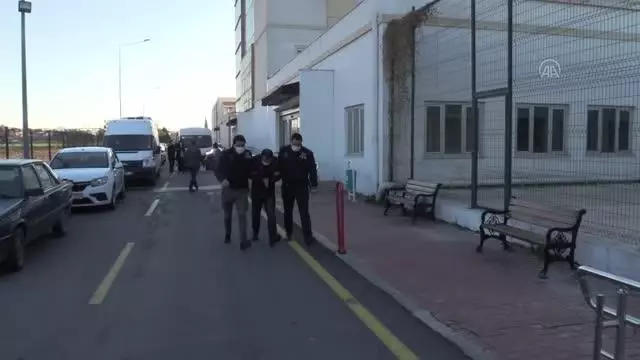 'Şervin' kod adlı terörist Uman Derviş'i İstanbul'daki evlerinde sakladığı iddia edilen 2 zanlı tutuklandı 'Şervin' kod adlı terörist Uman Derviş'i İstanbul'daki evlerinde sakladığı iddia edilen 2 zanlı tutuklandı