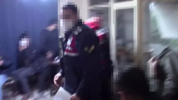 Silivri'de bir yazlıkta kumar oynayan 11 kişiye 52 bin 855 lira para cezası Silivri'de bir yazlıkta kumar oynayan 11 kişiye 52 bin 855 lira para cezası
