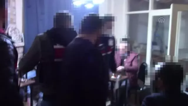 Silivri'de bir yazlıkta kumar oynayan 11 kişiye 52 bin 855 lira para cezası Silivri'de bir yazlıkta kumar oynayan 11 kişiye 52 bin 855 lira para cezası