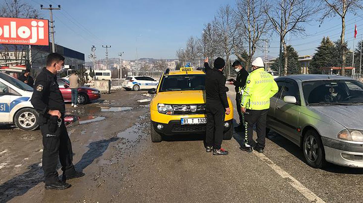 Sokağa çıkma izni olmayan yolcuyu taşırken polisten kaçan taksi sürücüsü cezadan kurtulamadı